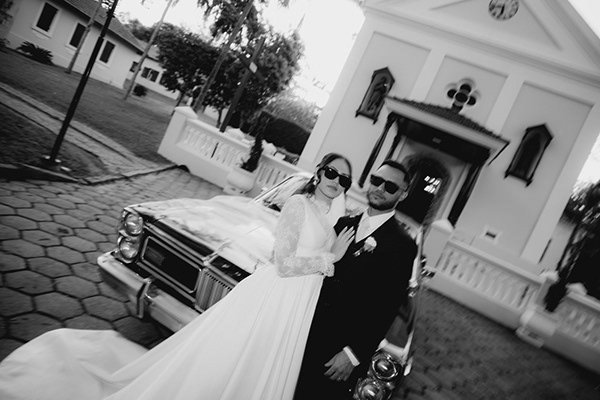 Ester e Miranda ao lado do carro clássico