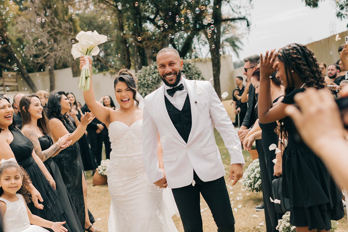 Naira e Adilson celebrando após a cerimônia